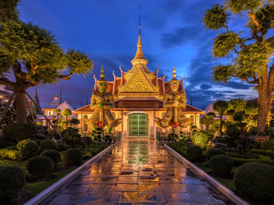 Les géants gardiens de la porte est de Wat Arun, le temple de l’Aube, à Bangkok
