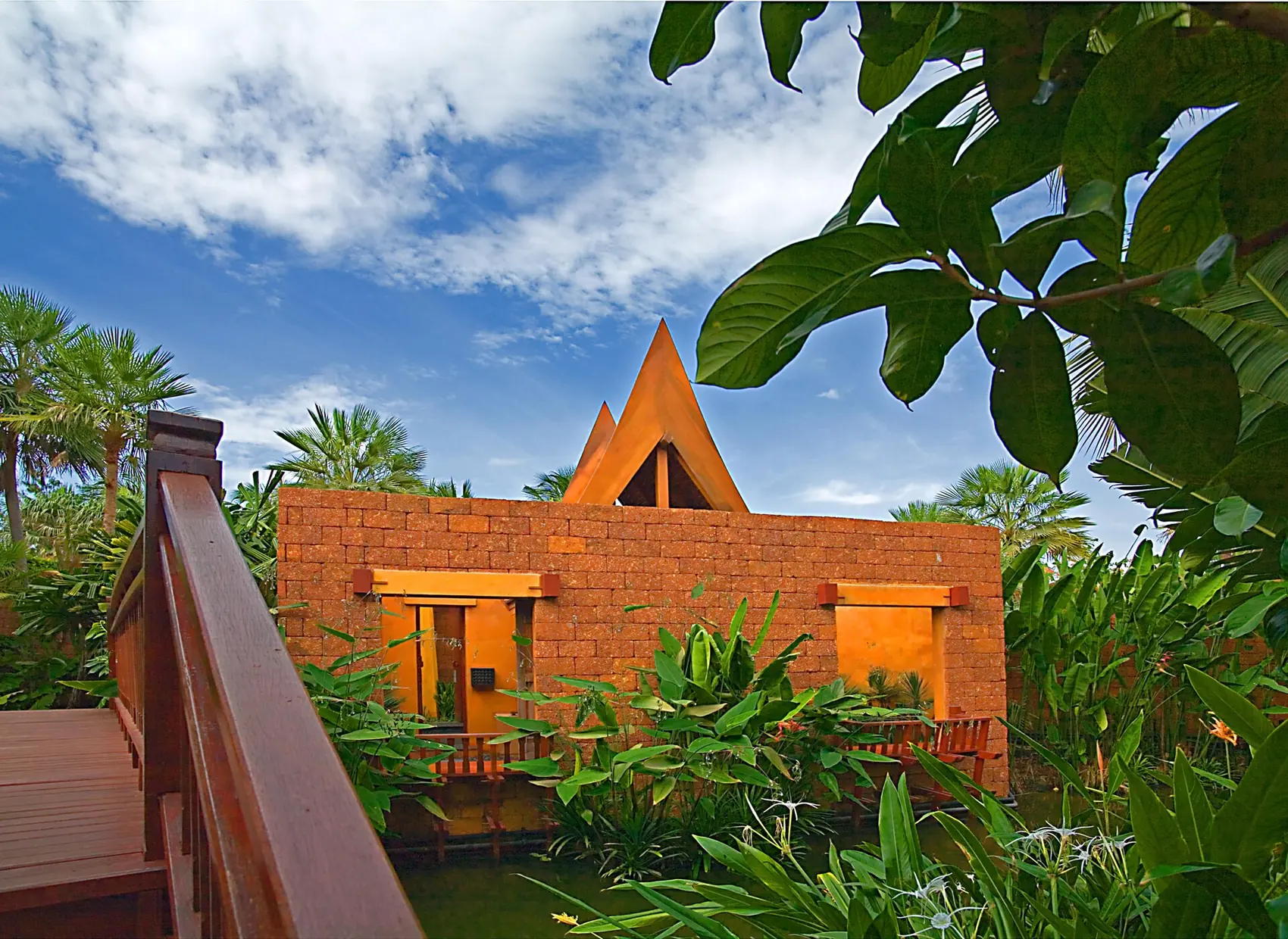 Ein Pavillon mit thailändischem Dach in einem tropischen Garten, Hua Hin