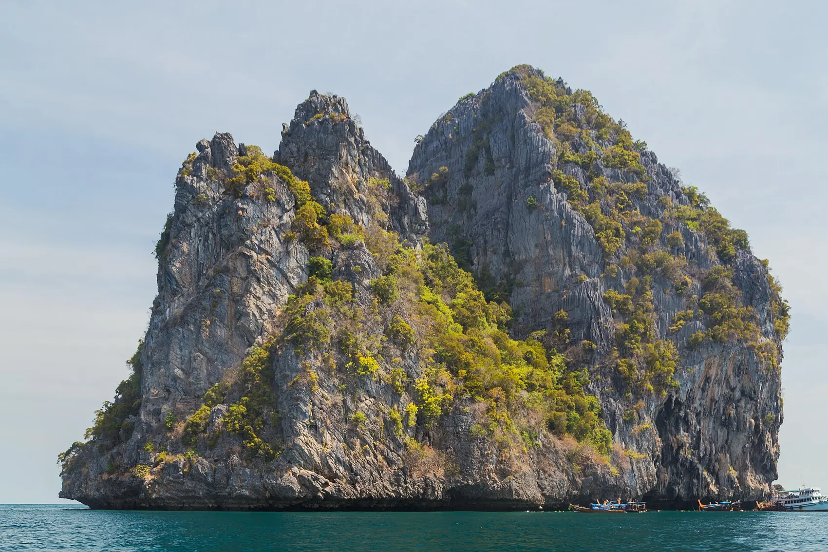 Falaises karstiques de la province de Krabi, vues depuis un bateau