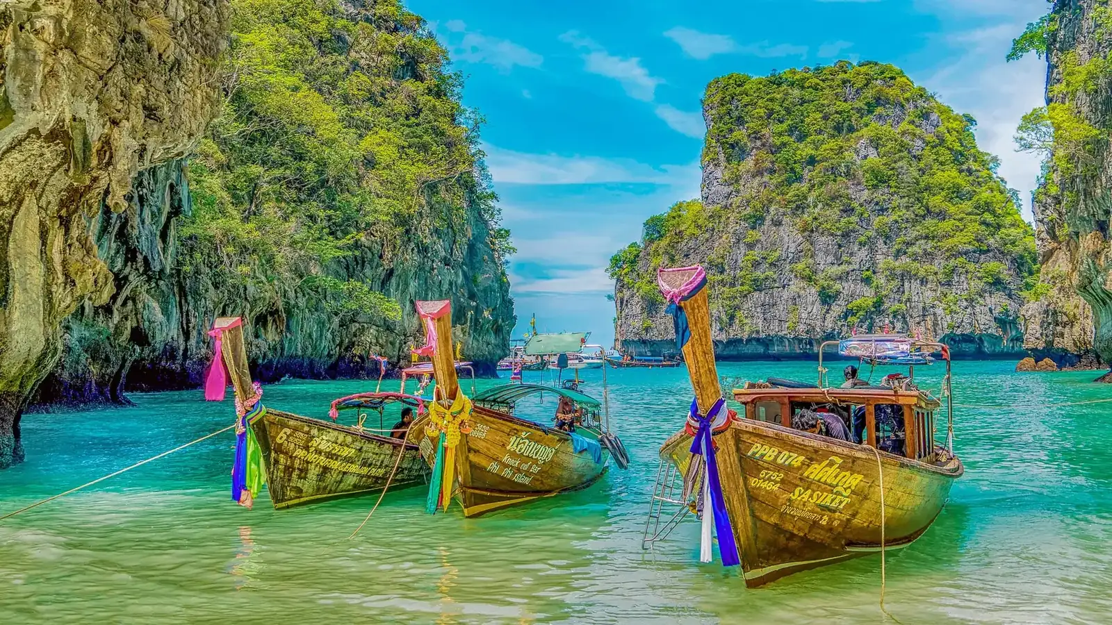 Longtail-Boote zwischen den Felsen der Phi-Phi-Inseln, Provinz Krabi