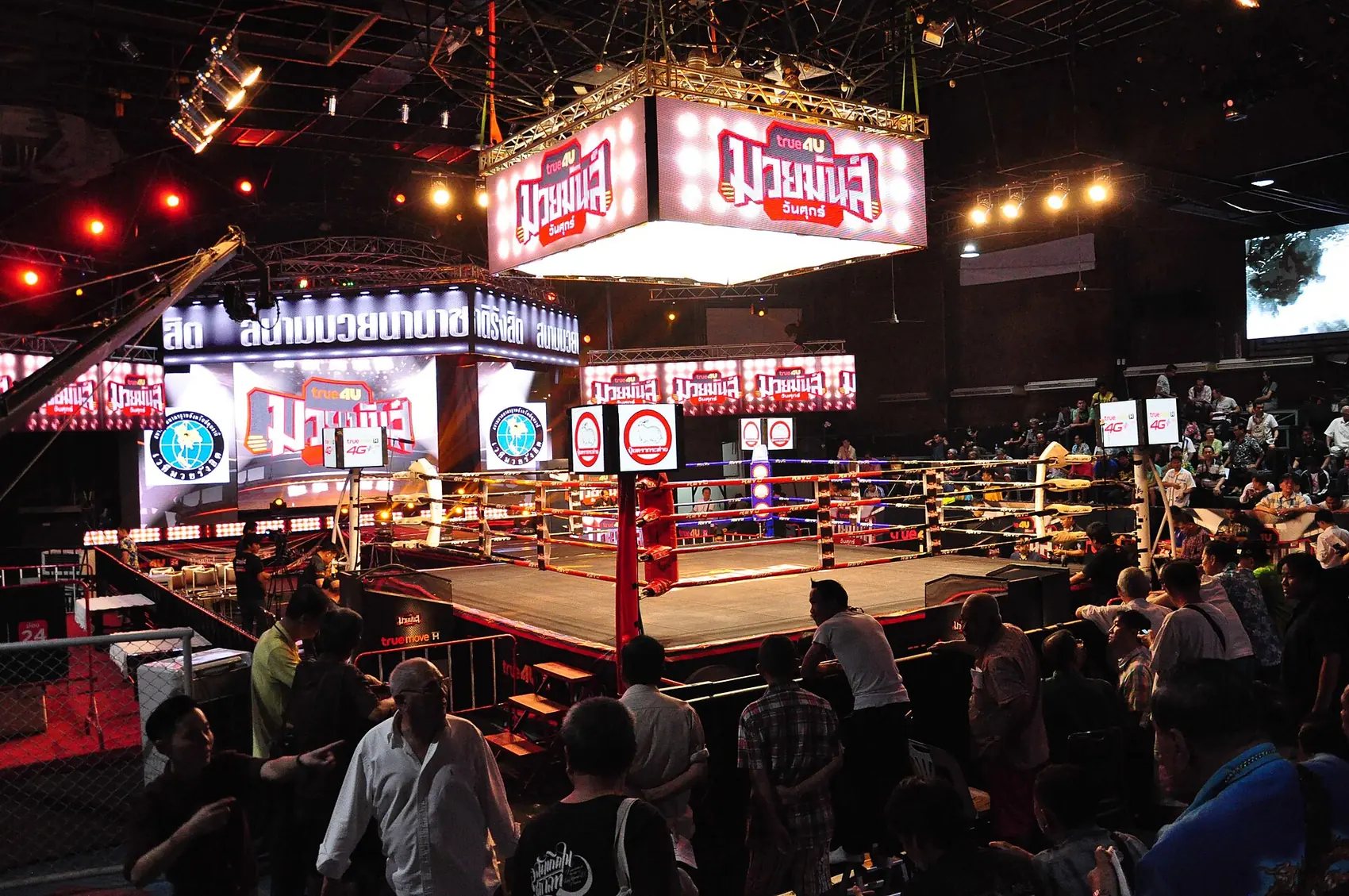 Le ring du stade de Rangsit, au nord de Bangkok, un soir de combats télévisés