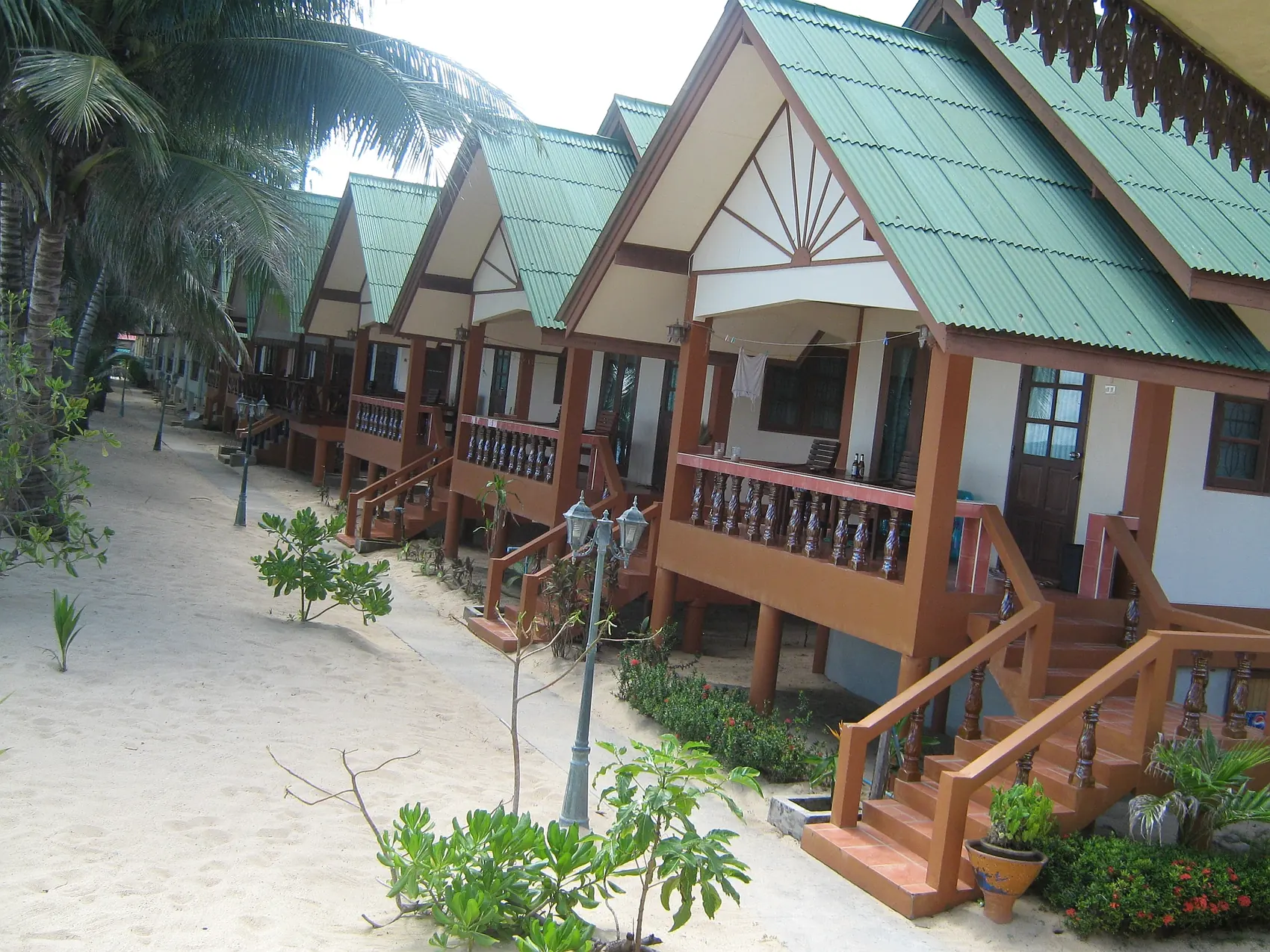 Eine Reihe Bungalows auf Stelzen am Strand von Koh Samui