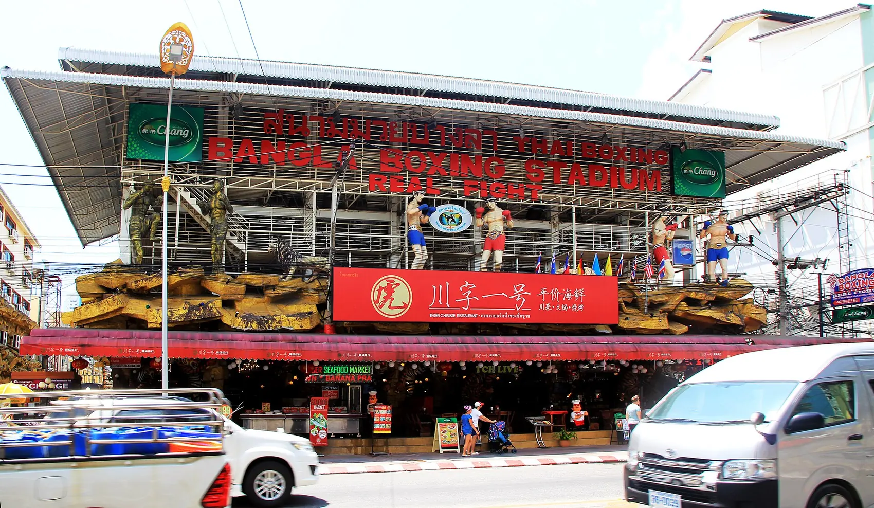Die Fassade des Bangla Boxing Stadium in Patong, Phuket